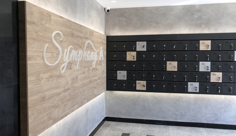 Широкоформатен гранитогрес в сграда симфония